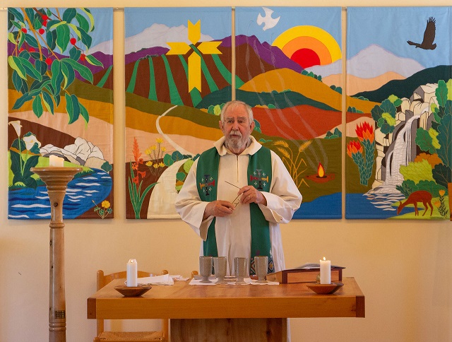 Rev.. John de Gruchy serving communion